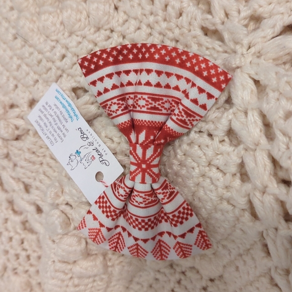 Beautiful handmade dog Christmas bowtie for collar NWT Nordic print - Picture 1 of 4